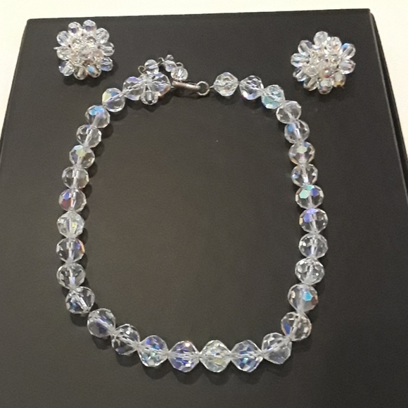 Jewelry - Beautiful vintage set necklace & clip earrings
